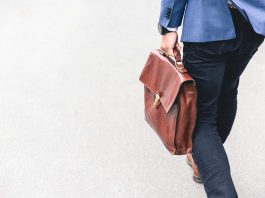 detalhe de empresario individual carregando bolsa