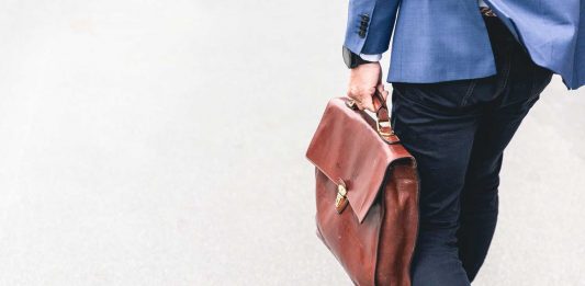detalhe de empresario individual carregando bolsa
